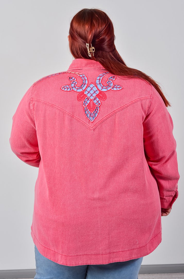 Лепень з фактурними деталями та накладними кишенями великих розмірів