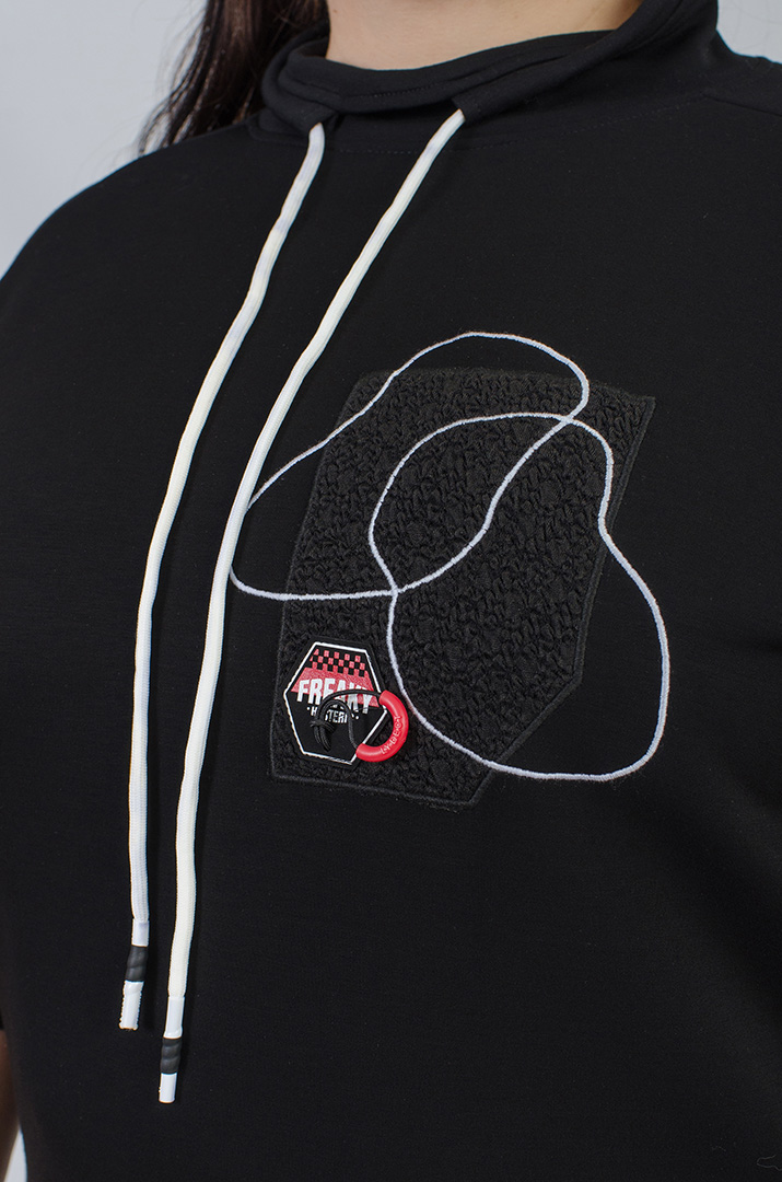 Стильный свитшот с декором больших размеров