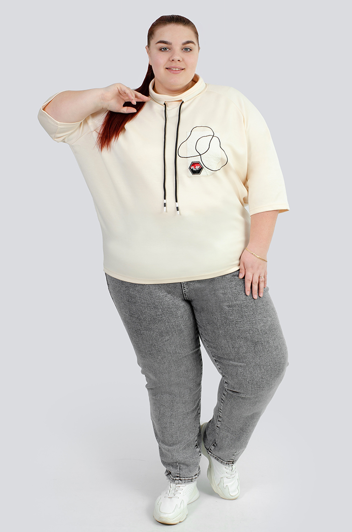 Стильный свитшот с декором больших размеров