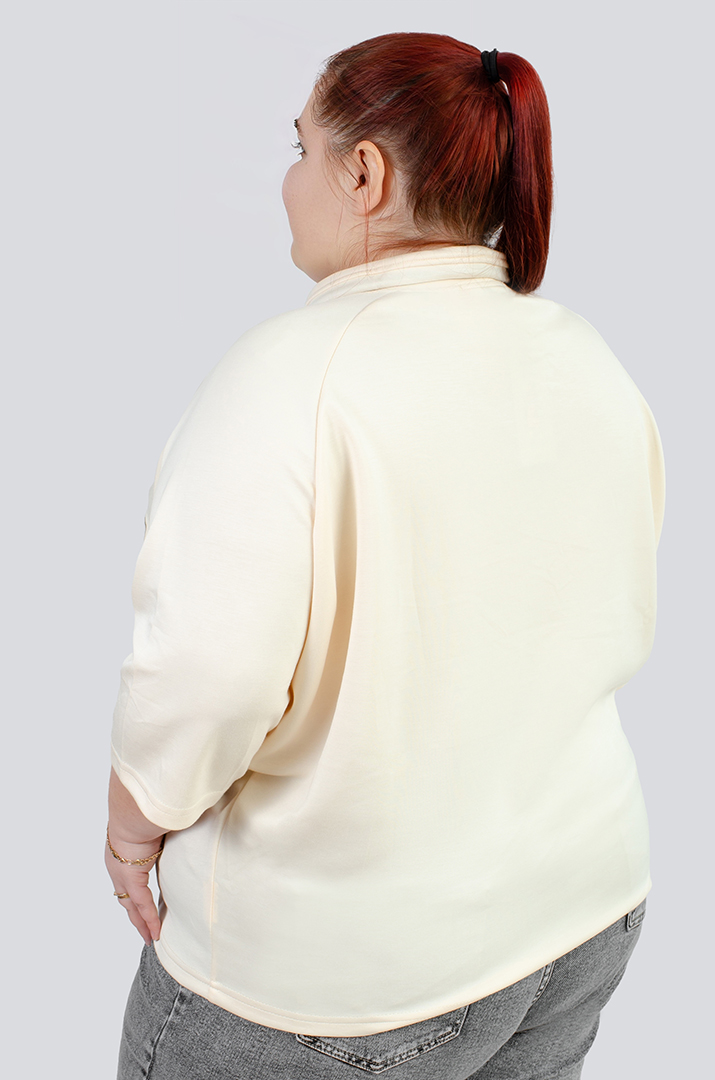 Стильный свитшот с декором больших размеров