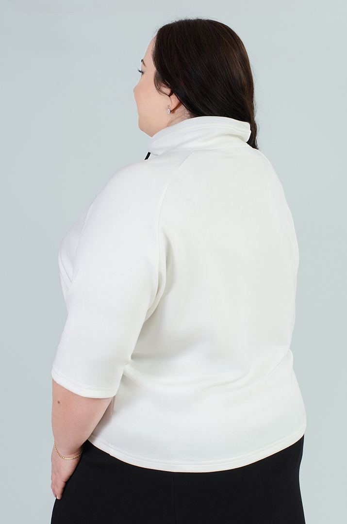 Стильный свитшот с декором больших размеров