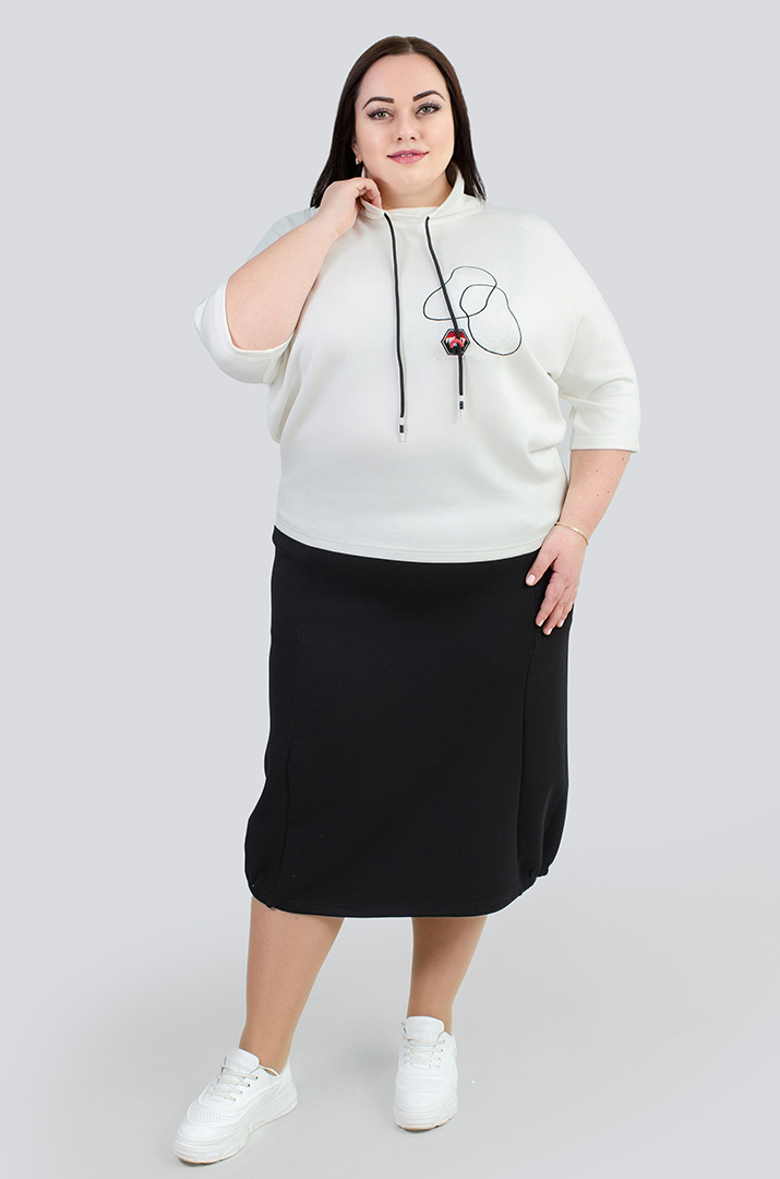 Стильный свитшот с декором больших размеров