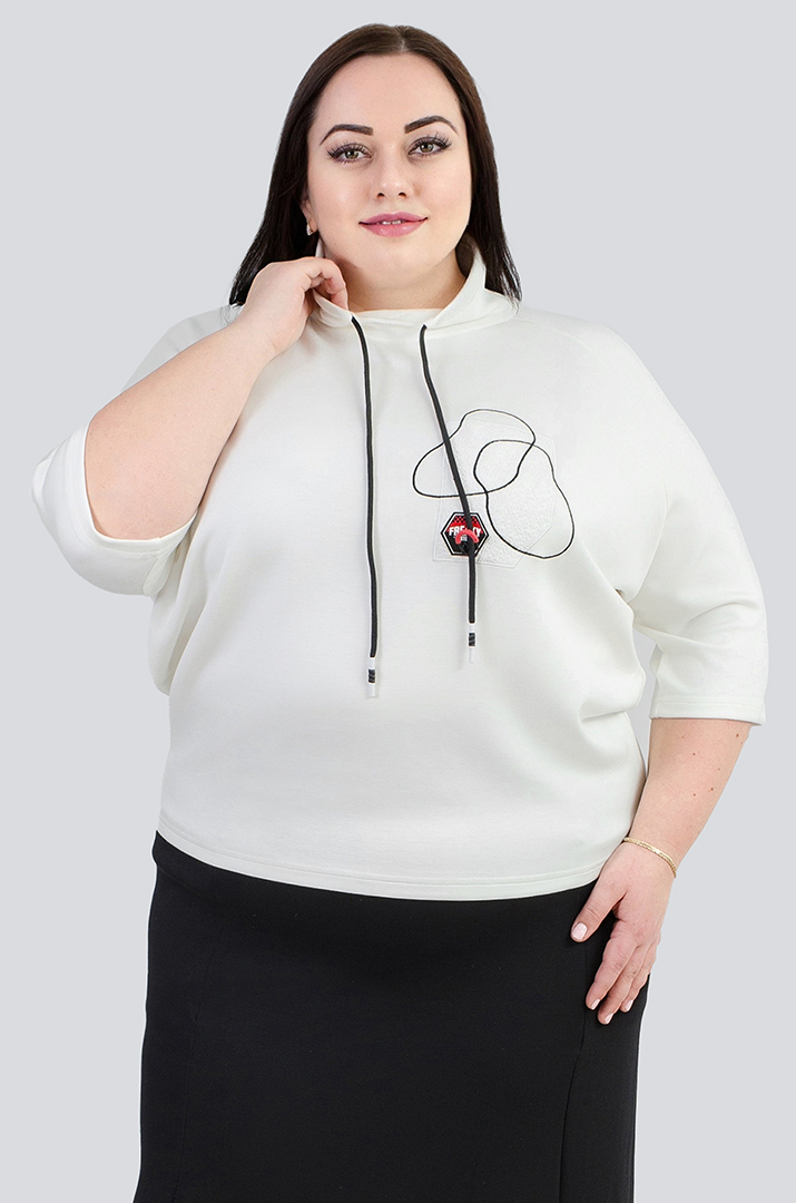 Стильный свитшот с декором больших размеров