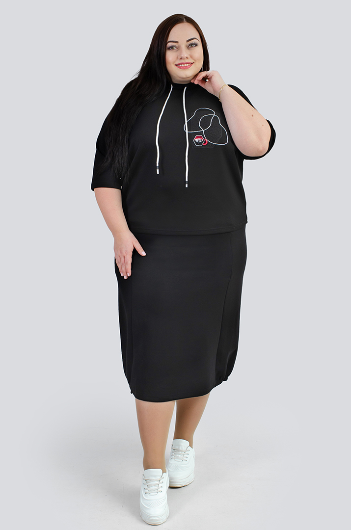 Стильный свитшот с декором больших размеров