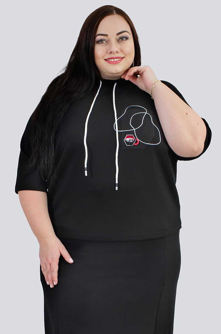 Стильный свитшот с декором больших размеров