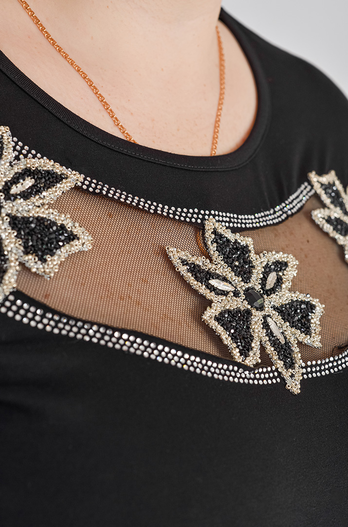 Лонгслів чорний з сіткою та декором великих розмірів