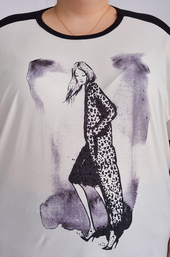 Блуза чорно-білого кольору з принтом та стразами великих розмірів