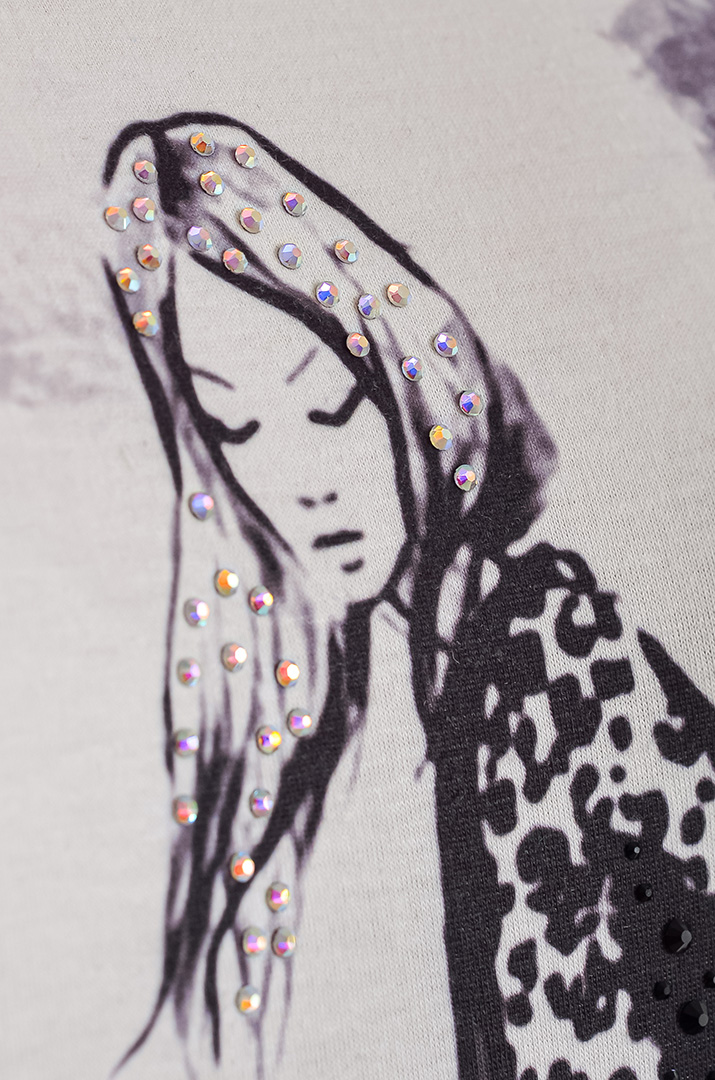 Блуза чорно-білого кольору з принтом та стразами великих розмірів