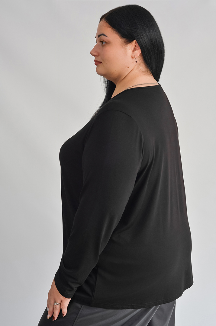 Лонгслів з елегантним вирізом в чорному кольорі великих розмірів