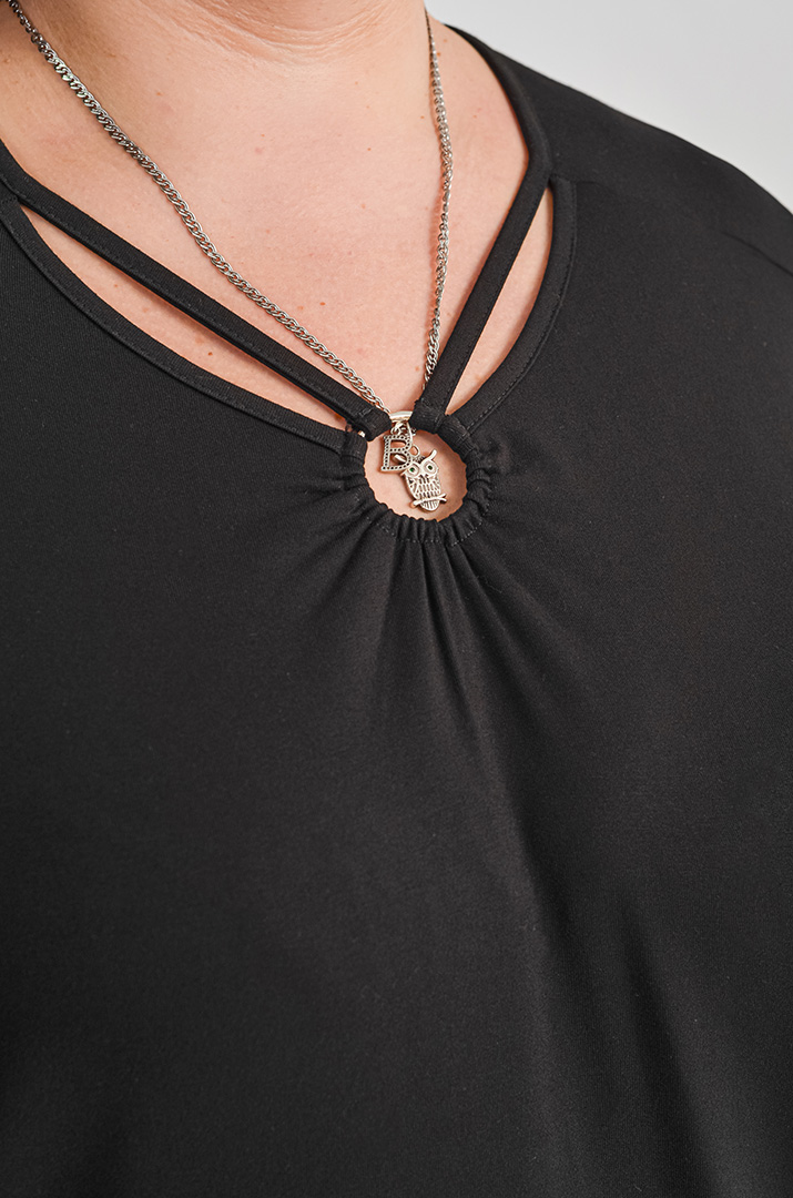 Лонгслів з елегантним вирізом в чорному кольорі великих розмірів