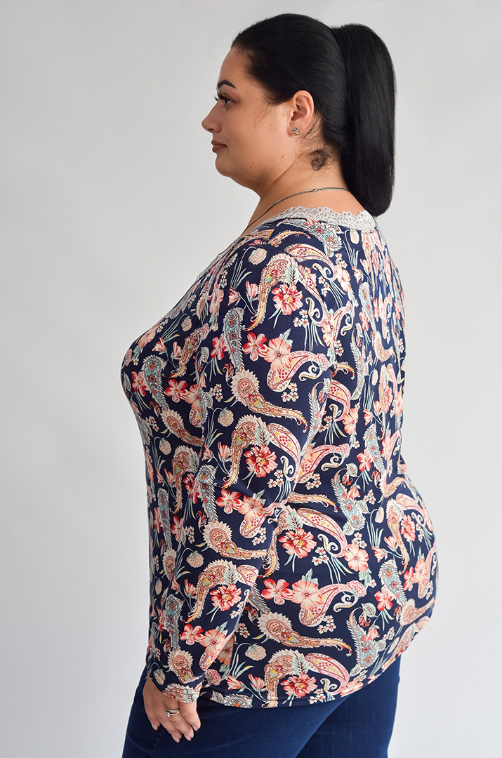 Трикотажний лонгслів із мереживним декором великих розмірів