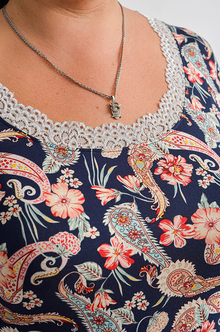 Трикотажний лонгслів із мереживним декором великих розмірів