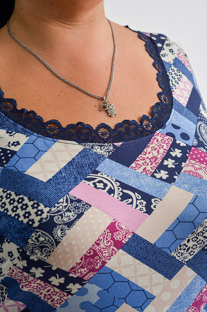 Трикотажний лонгслів із мереживним декором великих розмірів