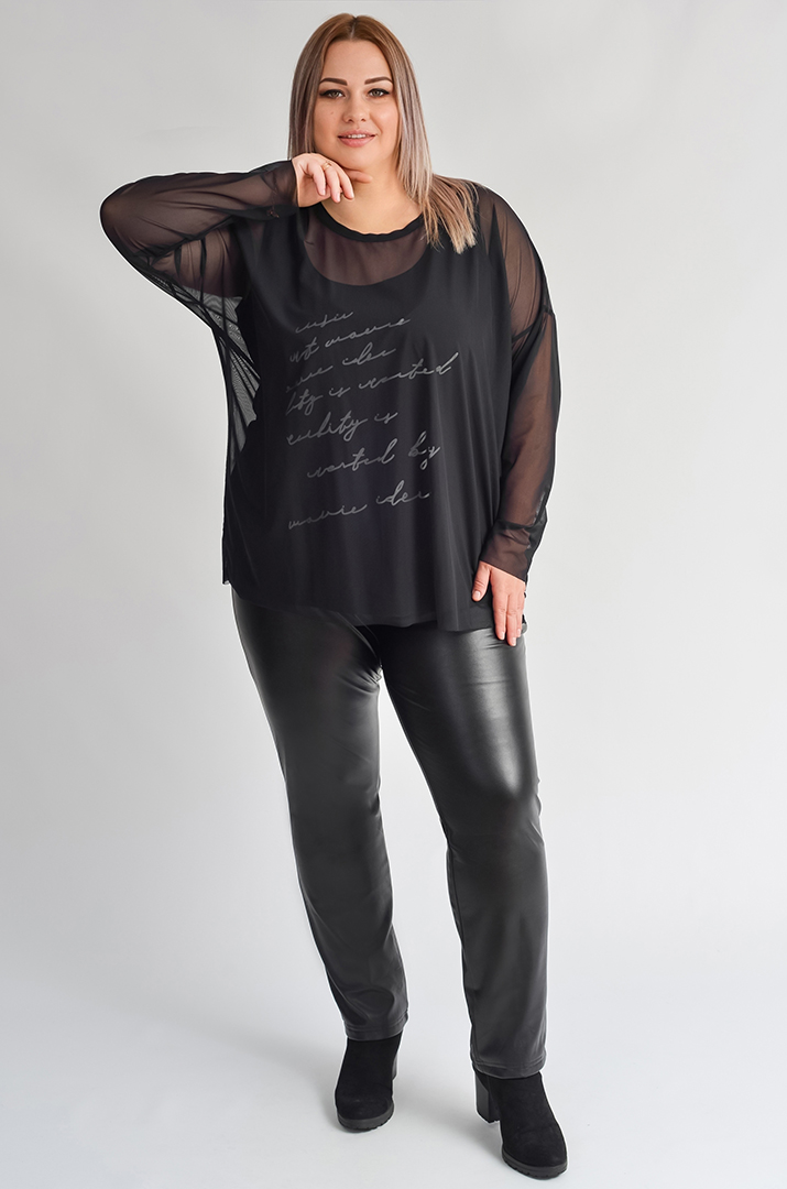 Лонгслив-двойка с полупрозрачным верхом и надписью больших размеров