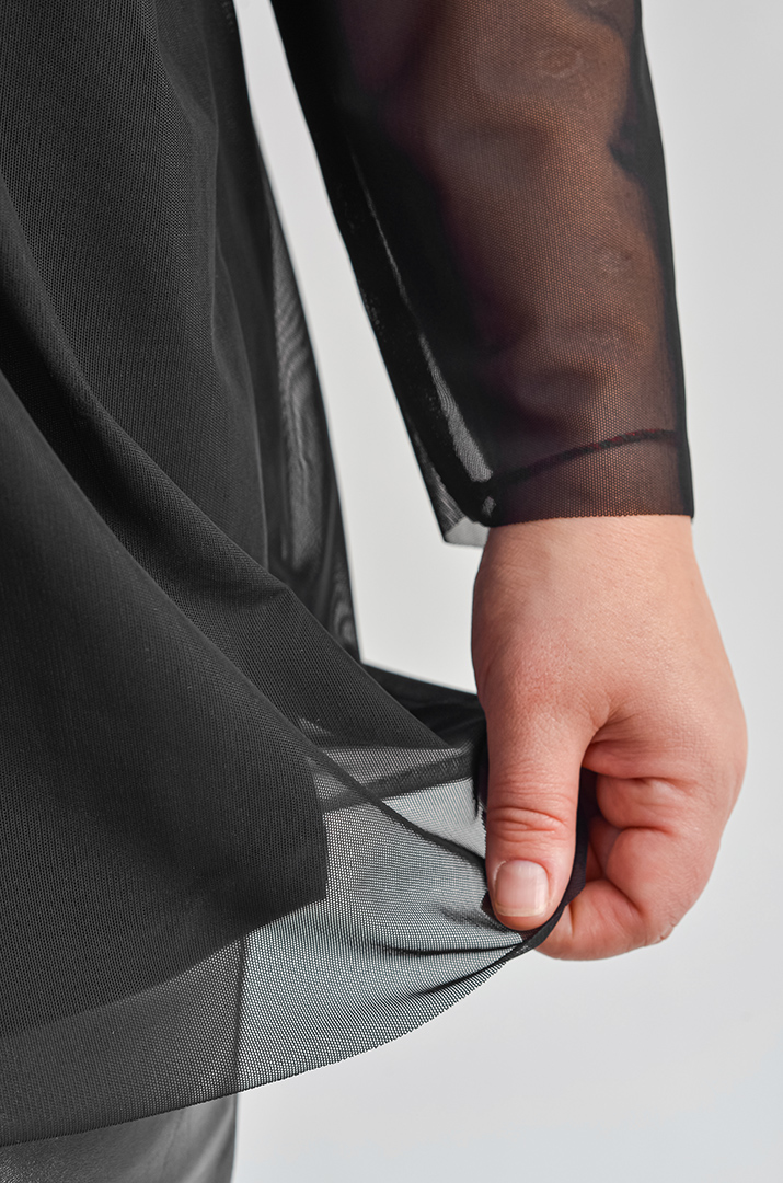 Лонгслив-двойка с полупрозрачным верхом и надписью больших размеров