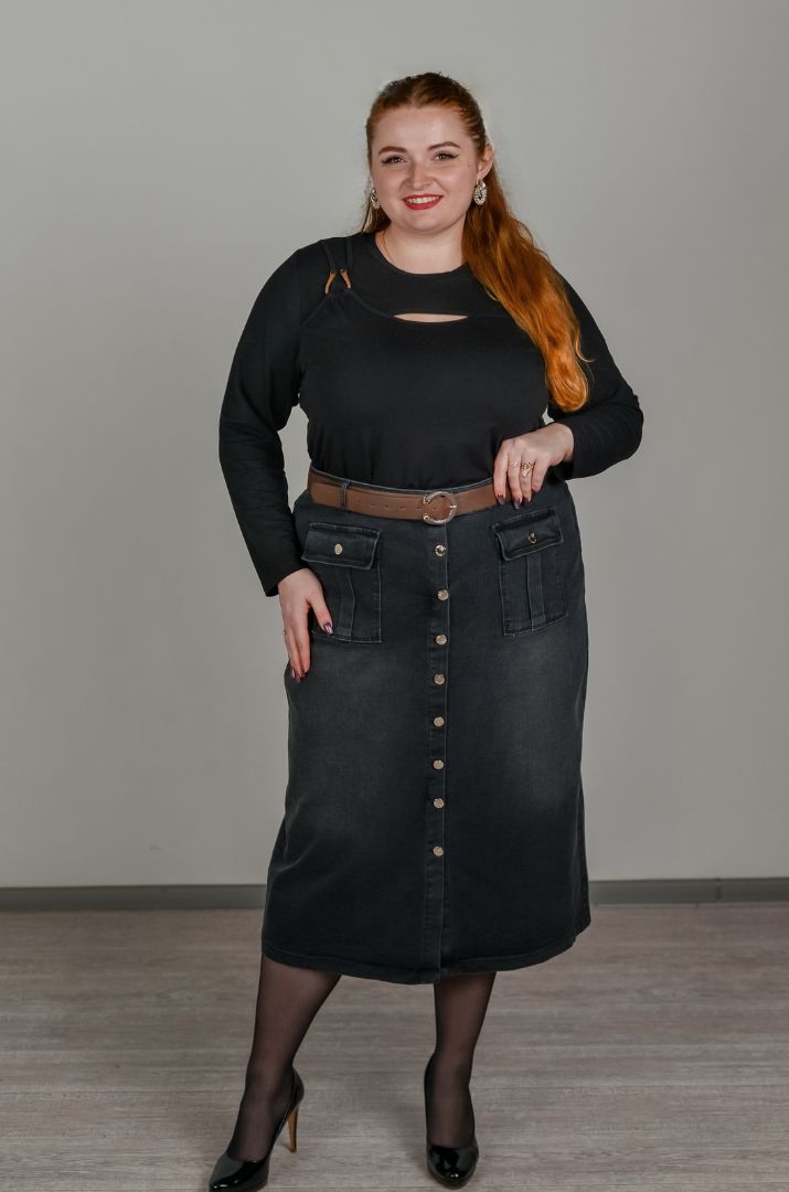 Блуза чорна спортивного стилю з декоративним вирізом великих розмірів