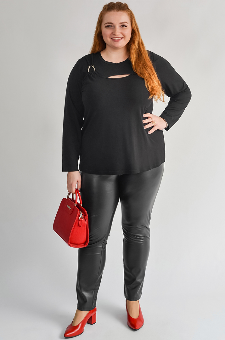 Блуза чорна спортивного стилю з декоративним вирізом великих розмірів