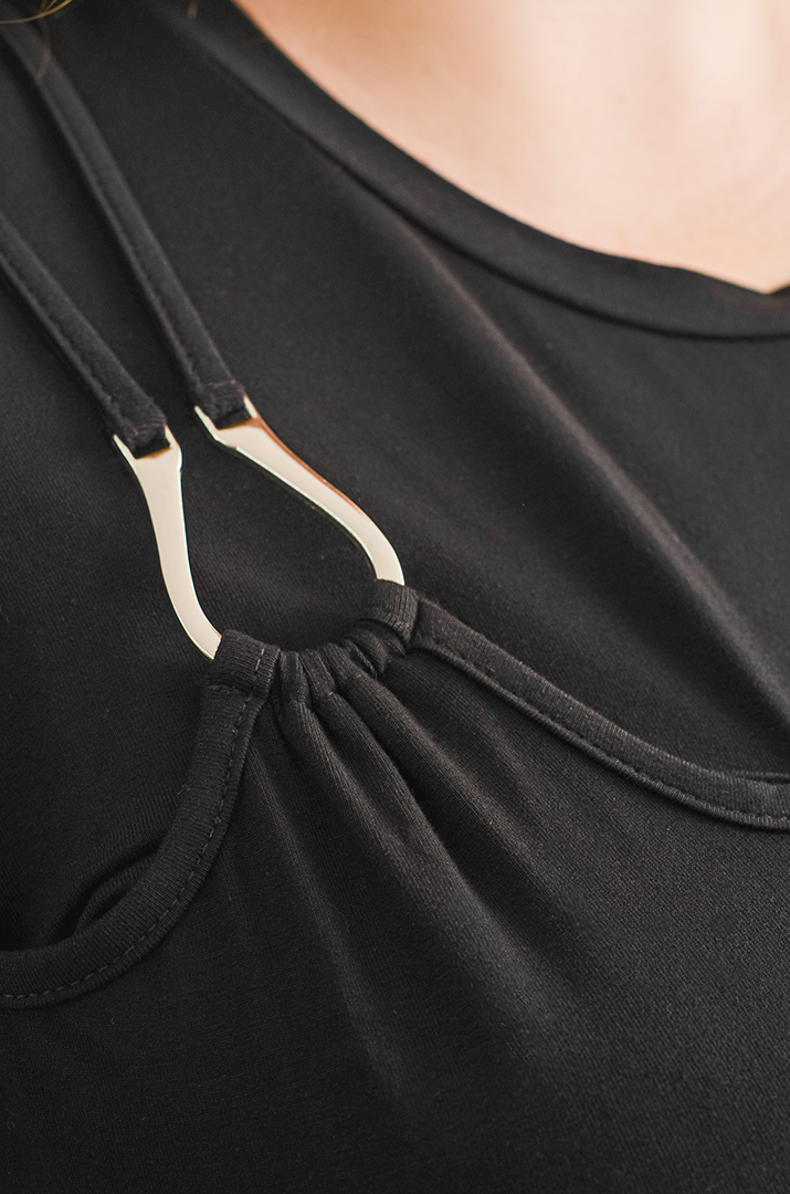 Блуза чорна спортивного стилю з декоративним вирізом великих розмірів