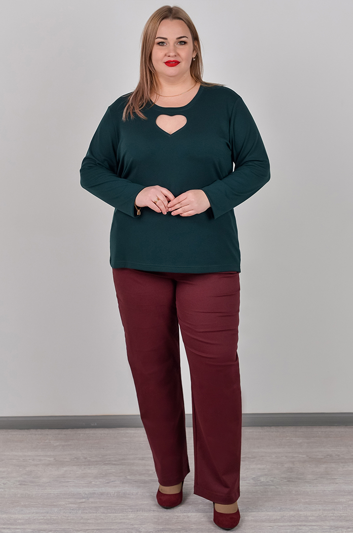 Стильный лонгслив с акцентным вырезом больших размеров