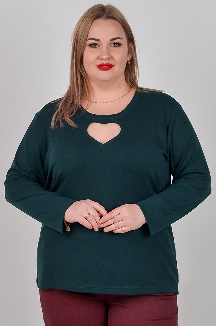 Стильный лонгслив с акцентным вырезом больших размеров