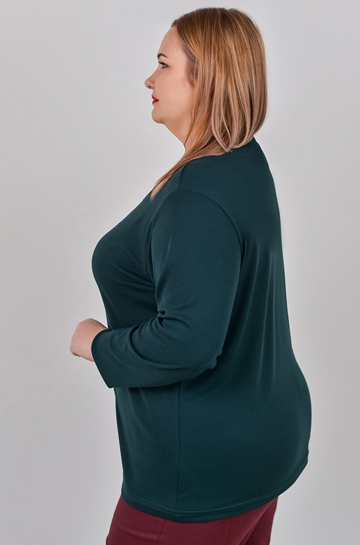 Стильный лонгслив с акцентным вырезом больших размеров