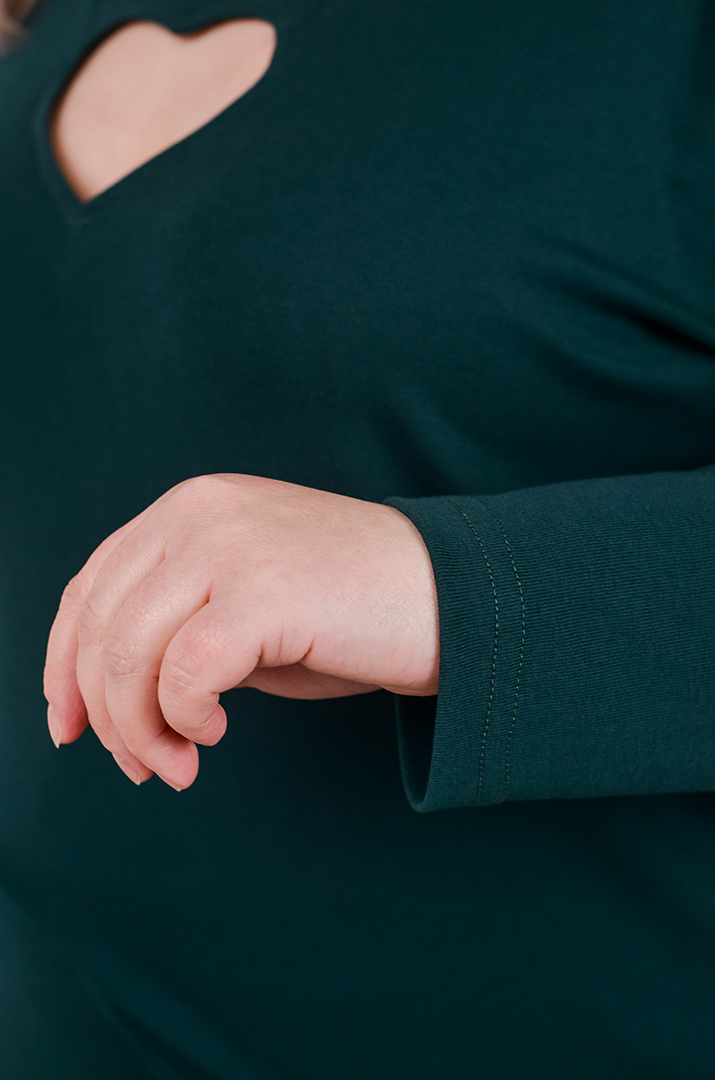 Стильный лонгслив с акцентным вырезом больших размеров