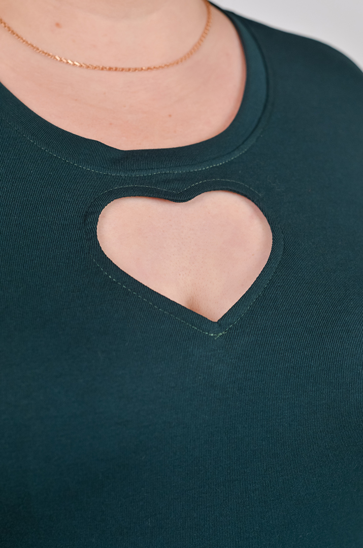 Стильный лонгслив с акцентным вырезом больших размеров