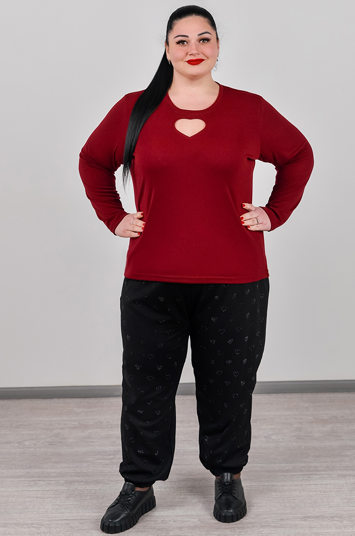 Стильный лонгслив с акцентным вырезом больших размеров