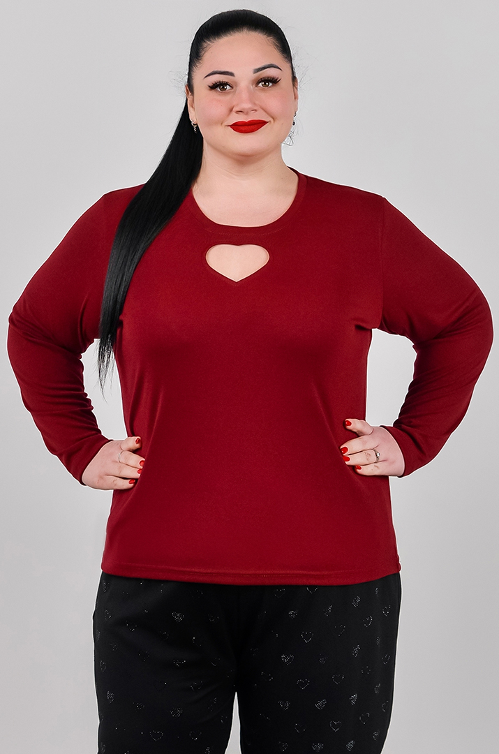 Стильный лонгслив с акцентным вырезом больших размеров
