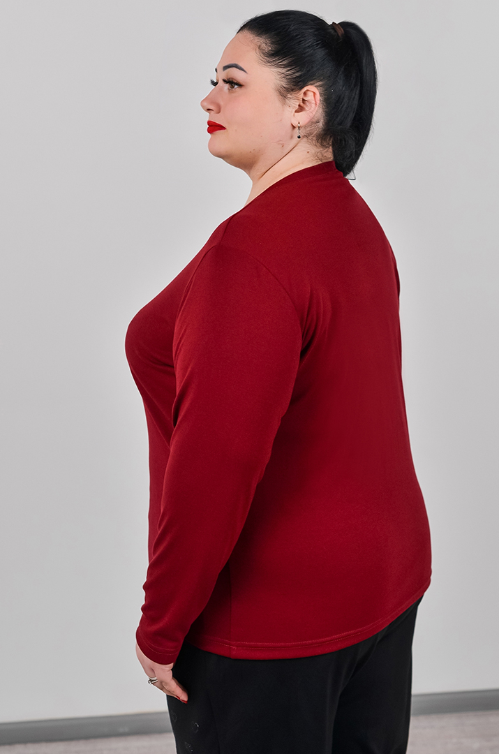Стильный лонгслив с акцентным вырезом больших размеров