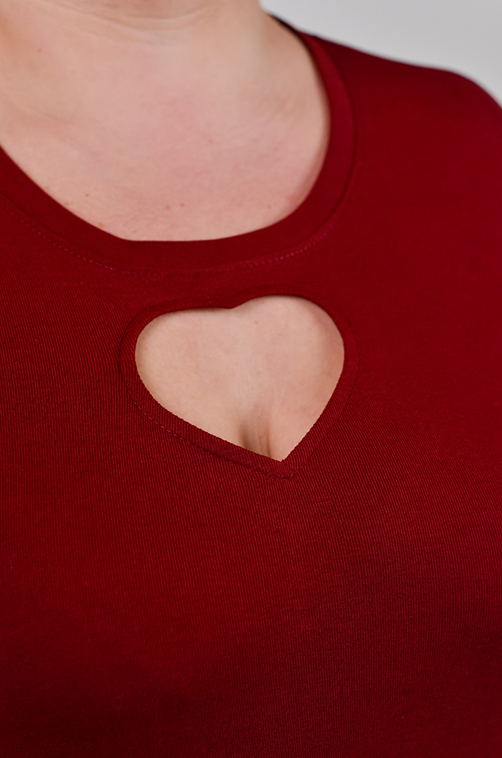 Стильный лонгслив с акцентным вырезом больших размеров