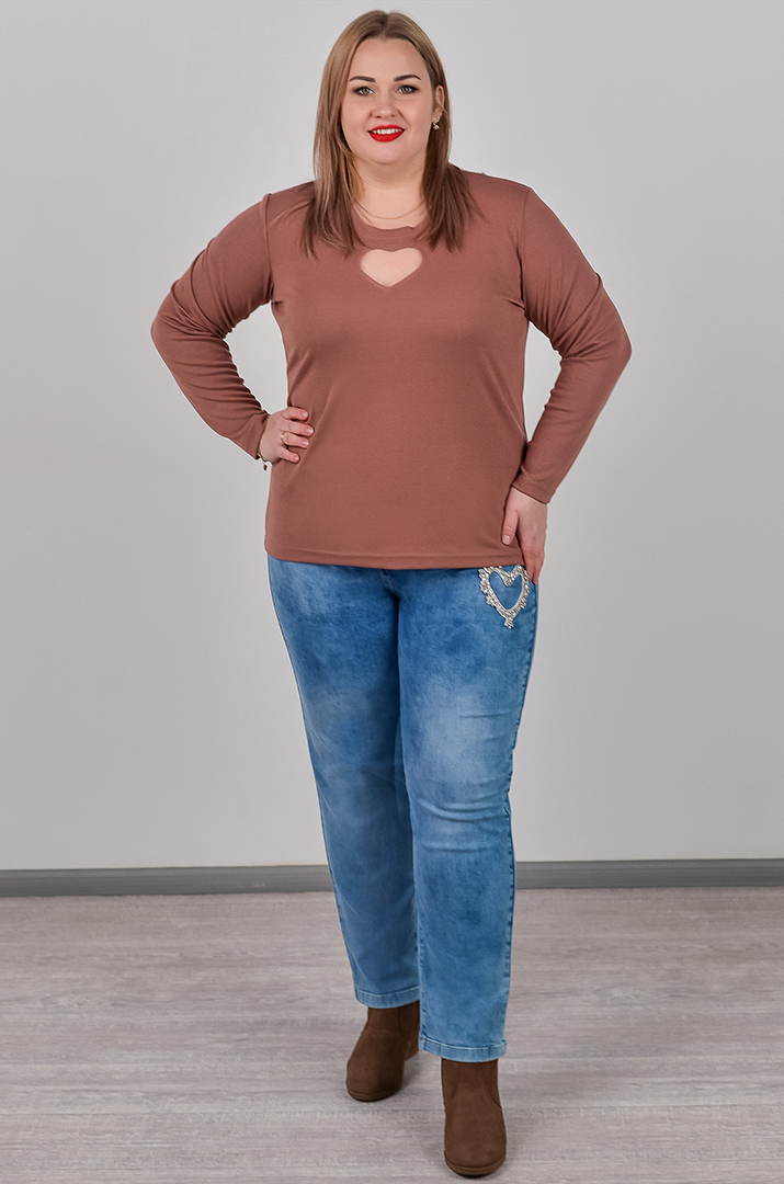 Стильный лонгслив с акцентным вырезом больших размеров