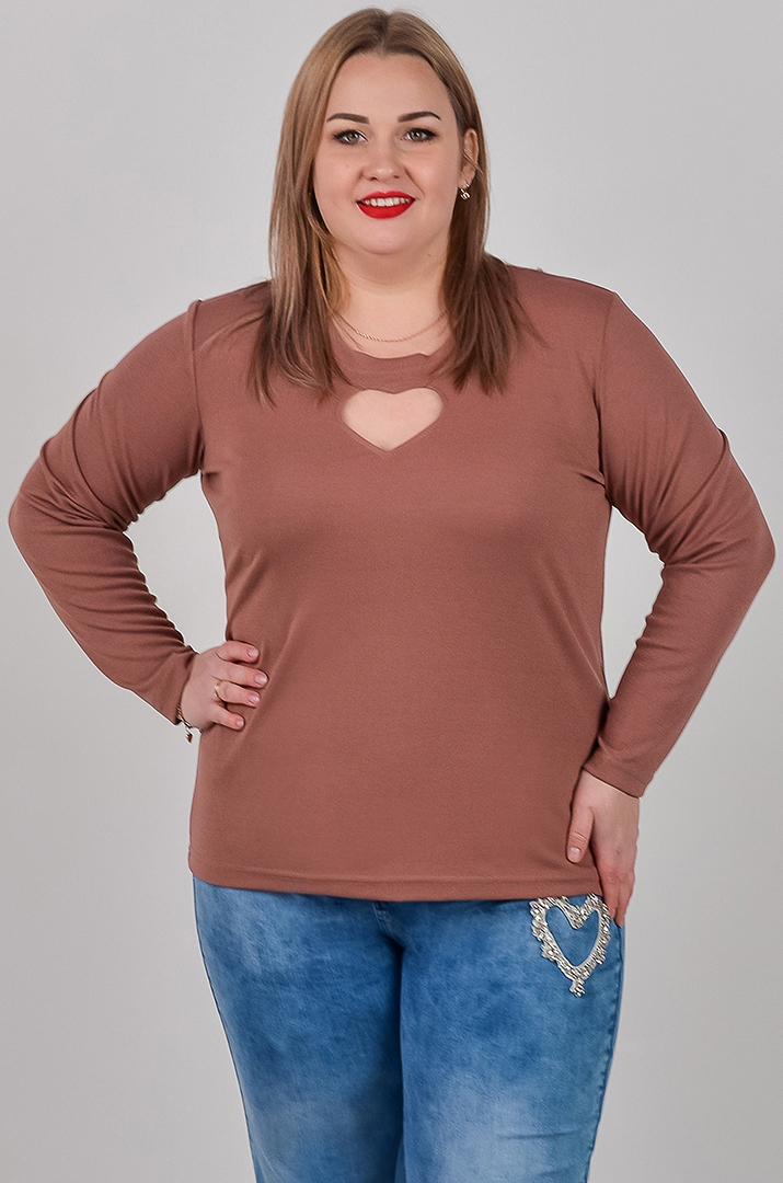 Стильный лонгслив с акцентным вырезом больших размеров