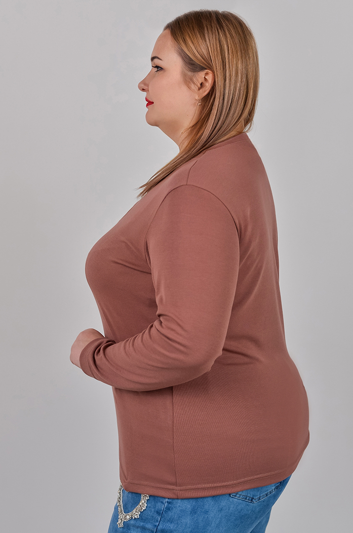 Стильный лонгслив с акцентным вырезом больших размеров