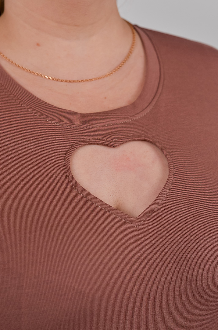 Стильный лонгслив с акцентным вырезом больших размеров