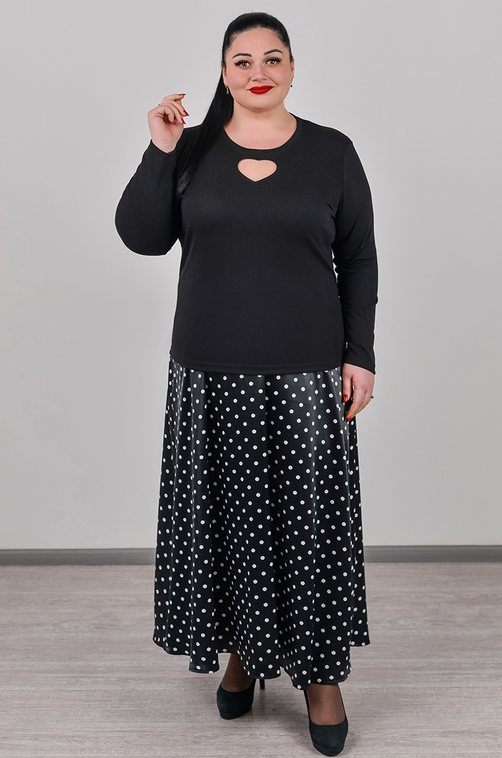 Стильный лонгслив с акцентным вырезом больших размеров