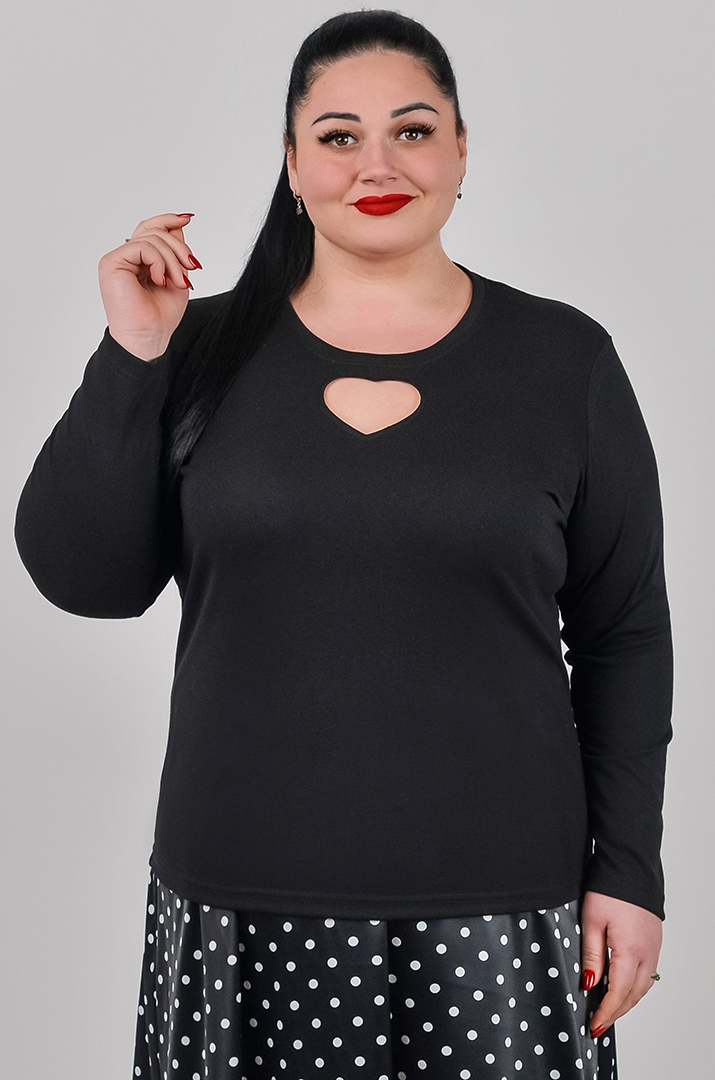 Стильный лонгслив с акцентным вырезом больших размеров