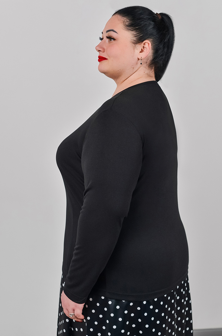 Стильный лонгслив с акцентным вырезом больших размеров