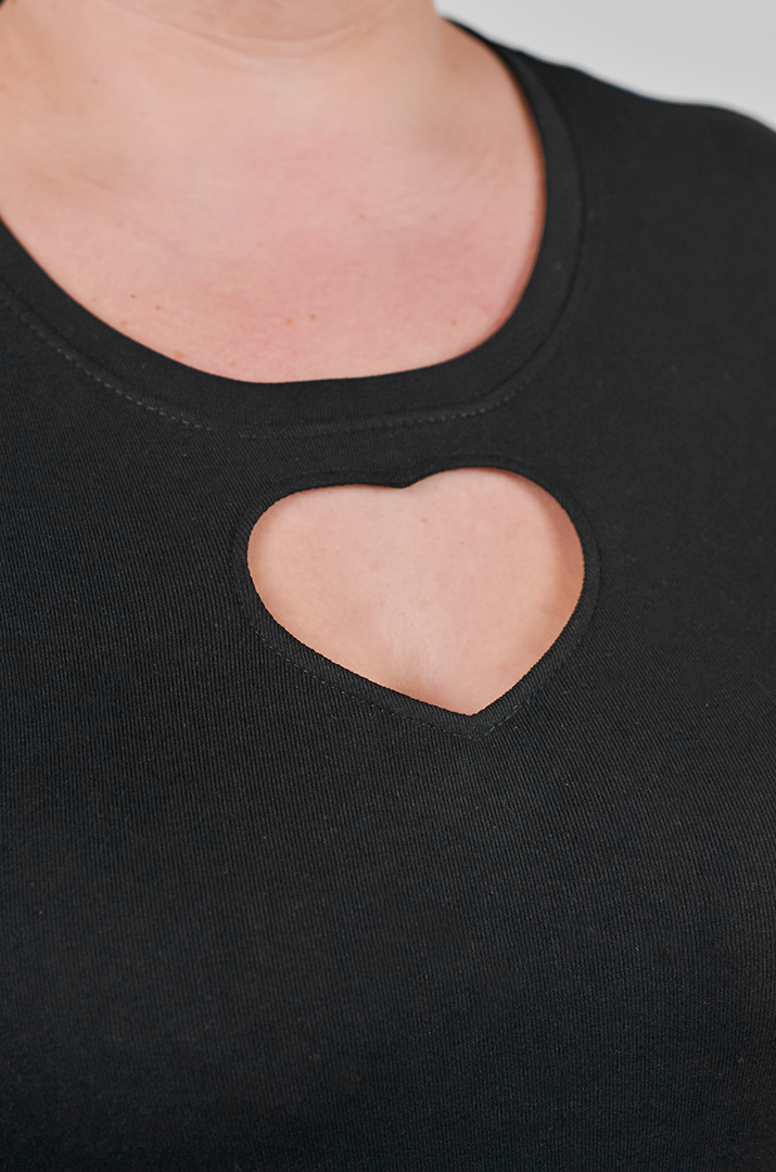 Стильный лонгслив с акцентным вырезом больших размеров