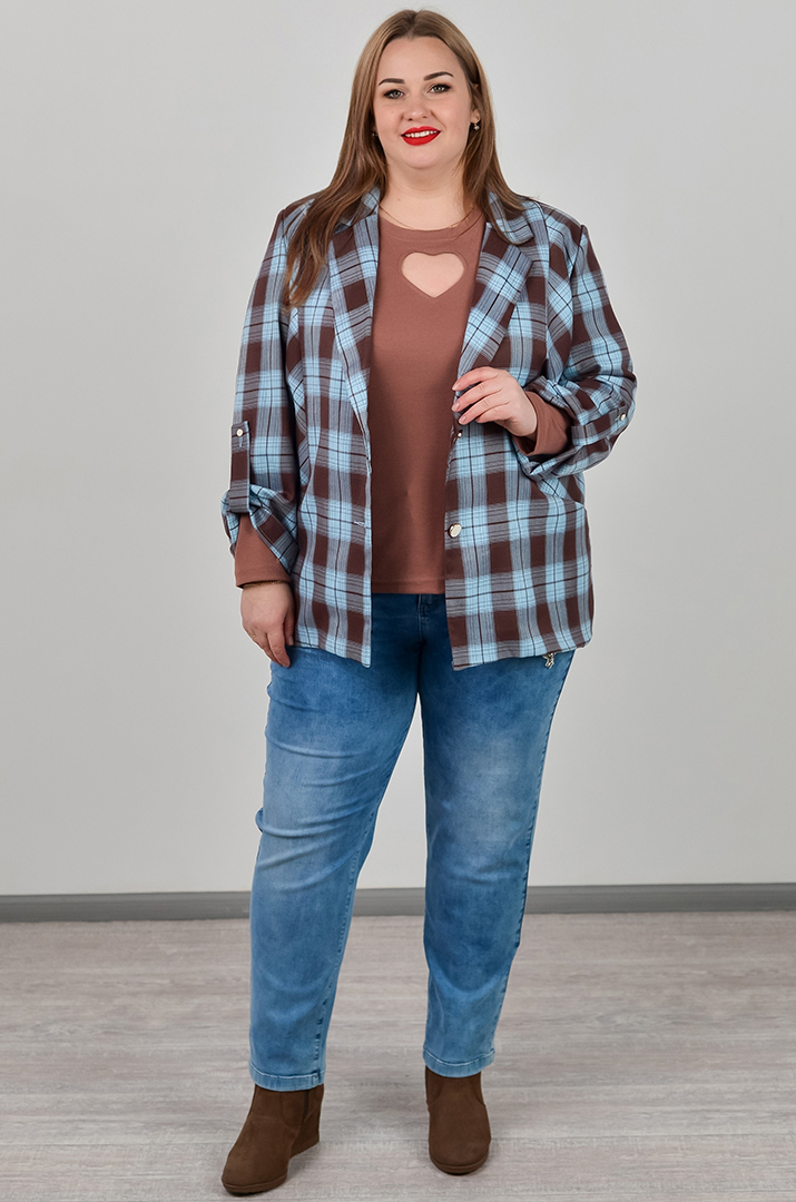 Стильный лонгслив с акцентным вырезом больших размеров