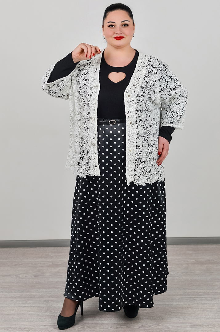 Стильный лонгслив с акцентным вырезом больших размеров