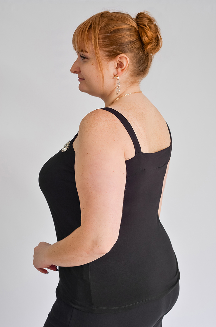 Майка черная с ромашками больших размеров