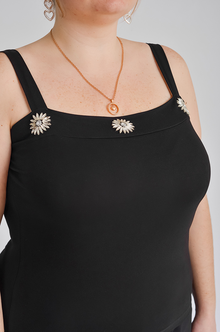 Майка черная с ромашками больших размеров