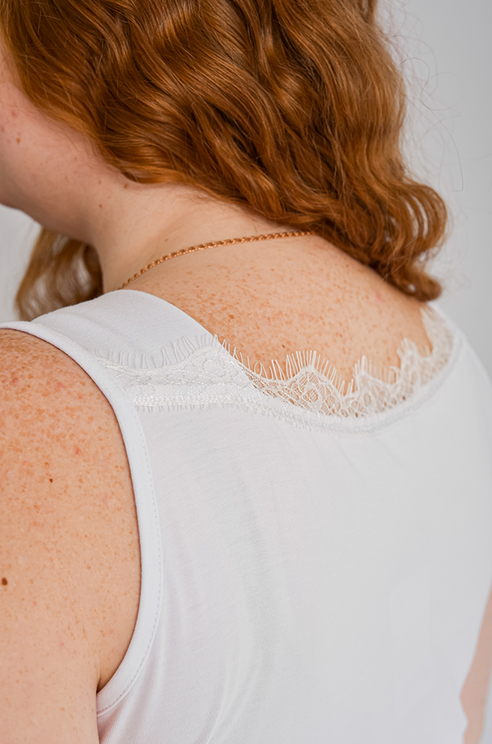 Майка біла з мереживом великих розмірів