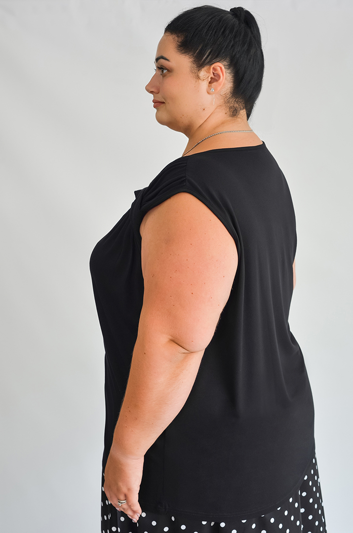 Майка на широких бретелях з акцентом на плечі великих розмірів