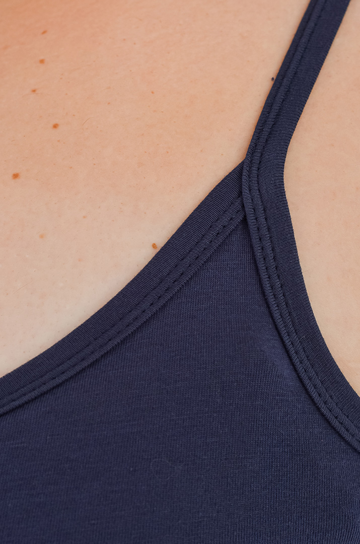 Майка коротка на тонких бретелях великих розмірів