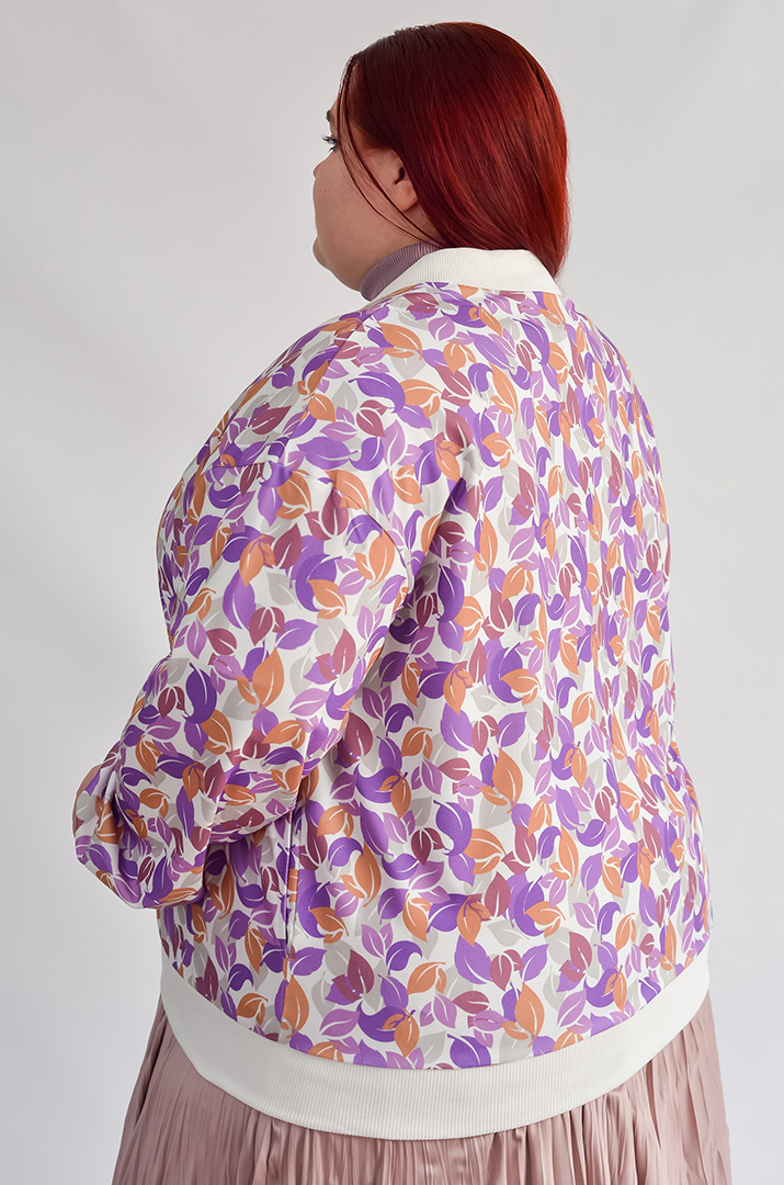 Мастерка на блискавці з художнім принтом листочків великих розмірів