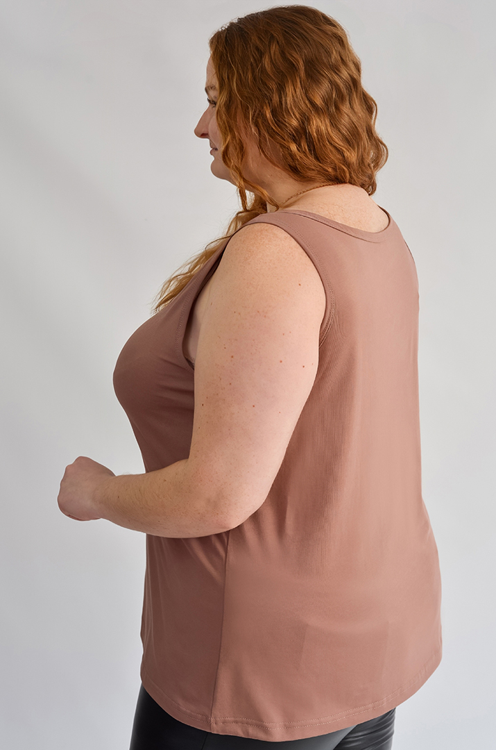 Однотонна базова майка великих розмірів