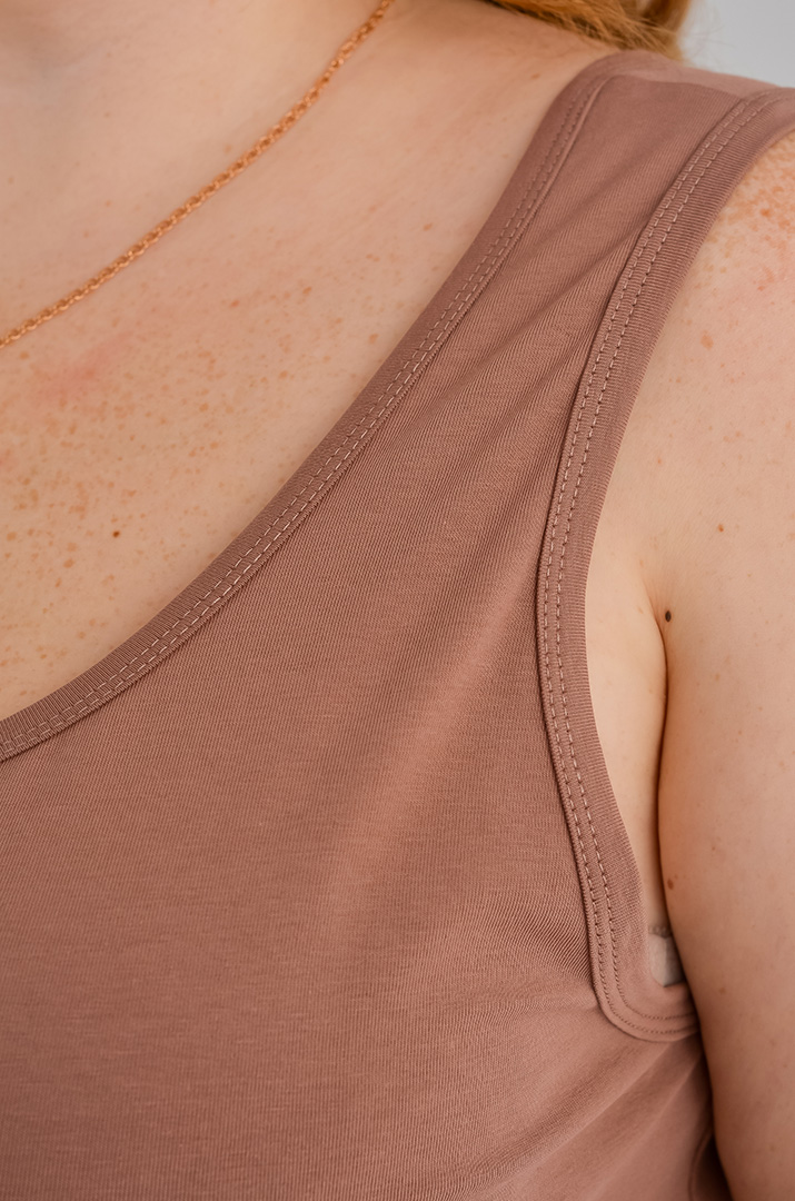 Однотонна базова майка великих розмірів