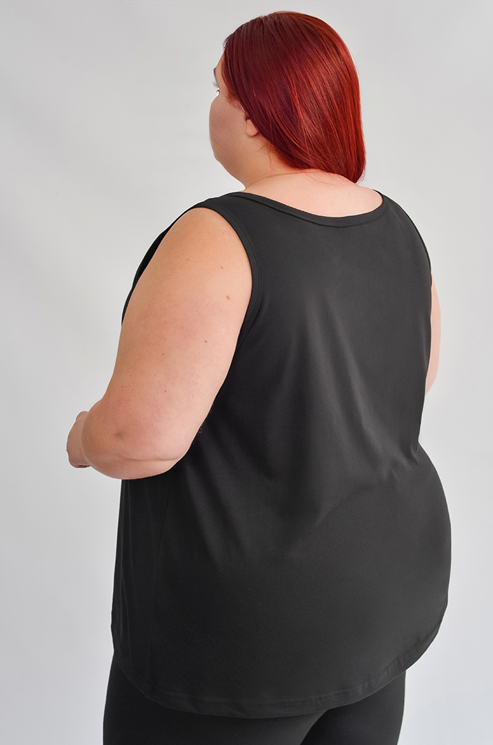 Однотонна базова майка великих розмірів